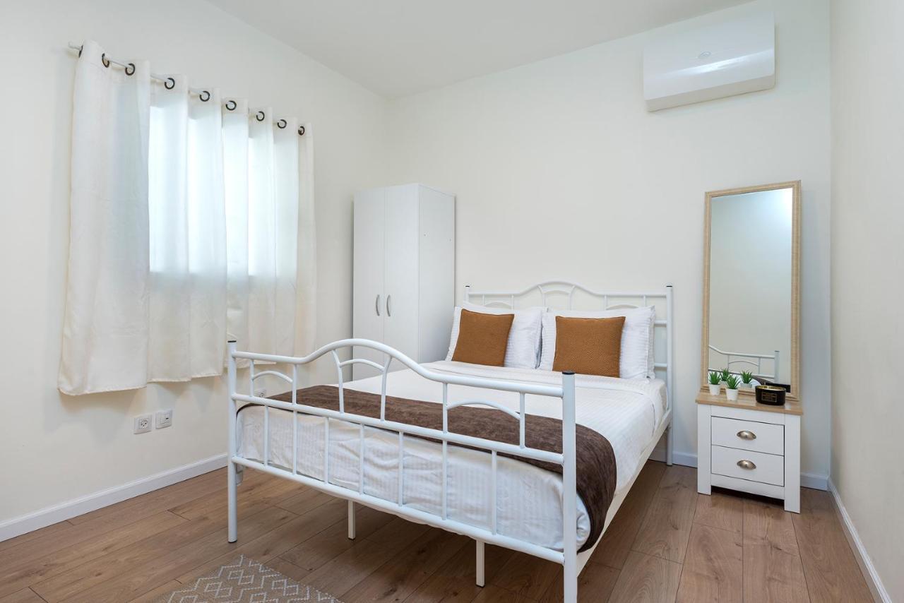 Melony Apartments Yam Suf Street Ейлат Екстериор снимка